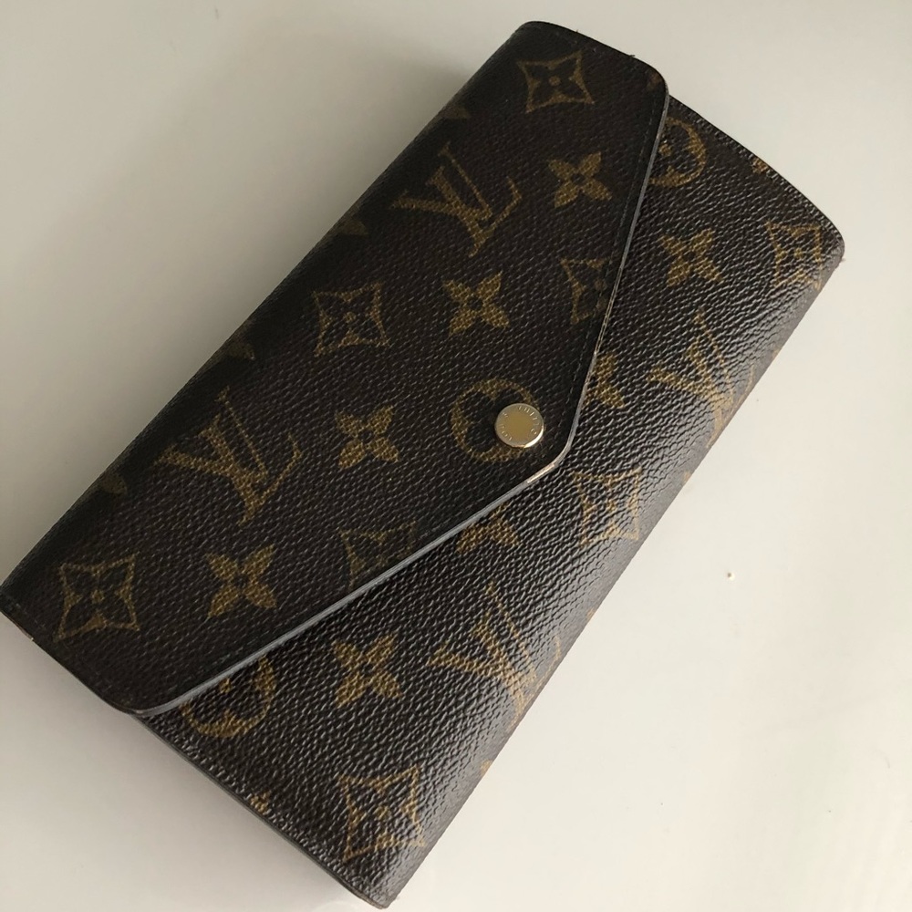 LV Sarah Wallet Excellent Condition